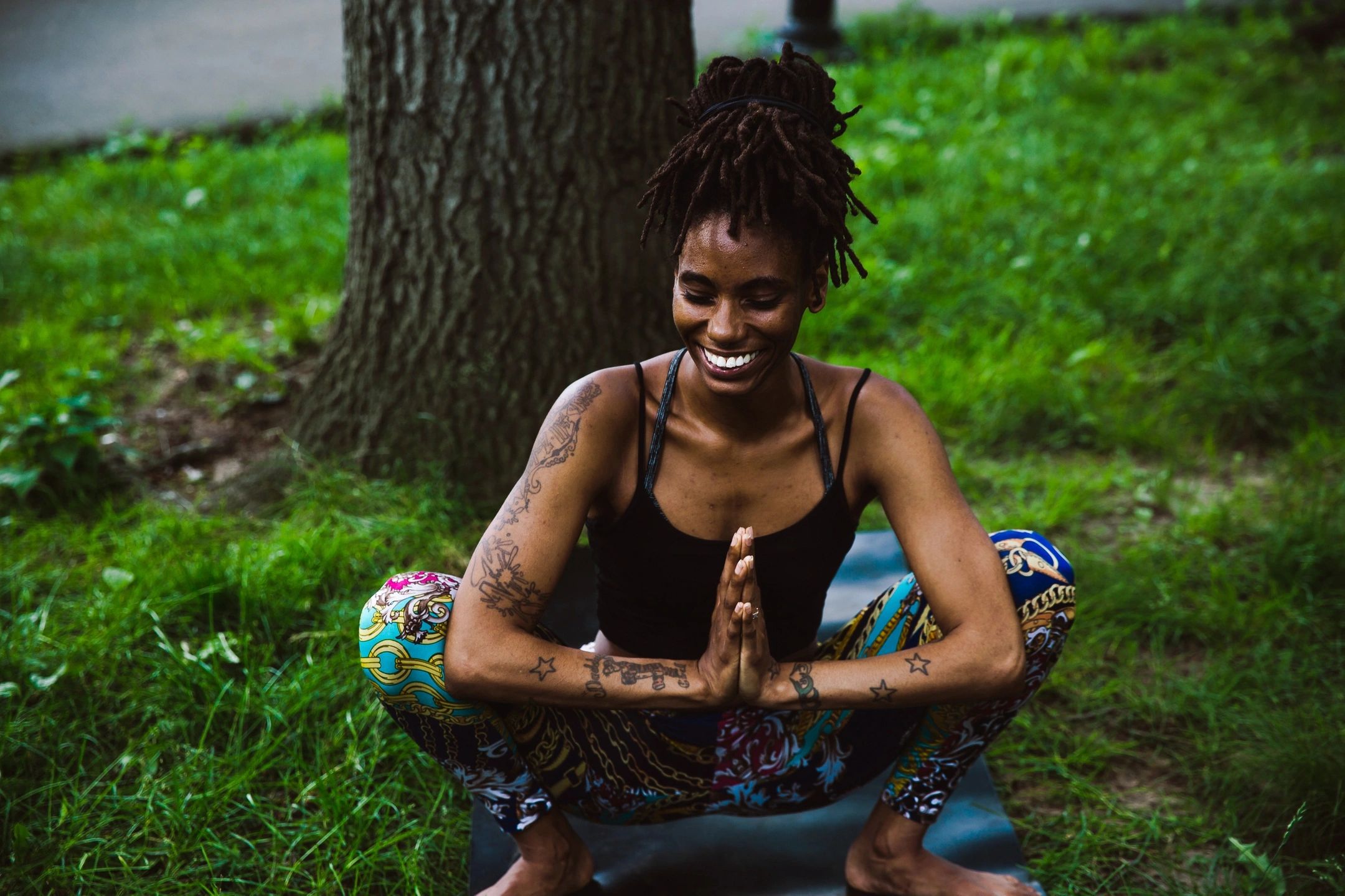Mujer practicando yoga al aire libre